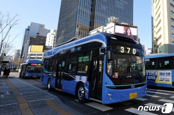 (서울=뉴스1) 이승배 기자 = 오염물질 배출은 없고 미세먼지 정화 능력이 있는 친환경 수소버스(370번 버스)가 15일 오후 서울 종로구 도심일대에서 운행되고 있다. 서울시는 '서울형 그린뉴딜' 핵심 세부사업 중 하나로 시내버스 정규노선 370번(강동공영차고지~충정로역)에 수소버스를 도입해 이날부터 운행을 시작한다. 시는 2025년까지 수소버스를 1000대 수준으로 늘리고, 수소충전소도 11개소를 구축할 방침이다. 2020.12.15/뉴스1 /사진=뉴스1화상