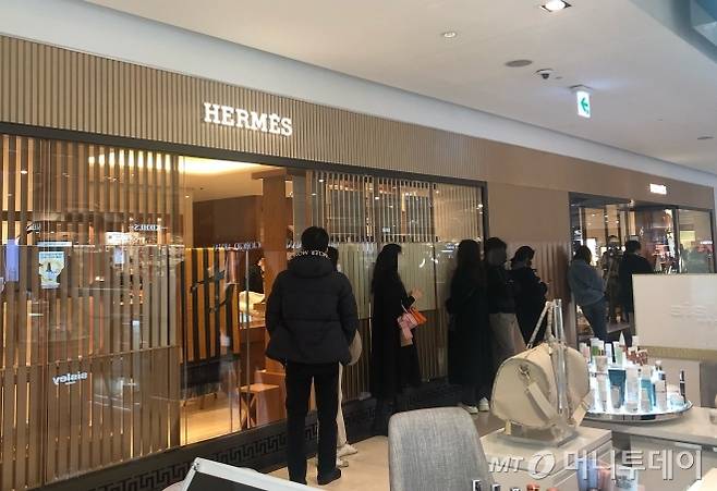 20일 오후 서울 압구정동 현대백화점 본점 에르메스 매장 앞에서 고객들이 줄을 서고 있다/사진=오정은 기자
