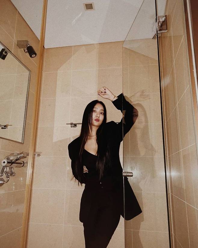 Soyou, what are you doing in a bathroom suit? A special girl crushSoyou, from Sistar, boasted an extraordinary girl crush in the bathroom.Soyou posted two photos on his Instagram on December 21.Soyou in the photo poses in a suit, which has drawn admiration from those who see him with glamorous figure and beauty.