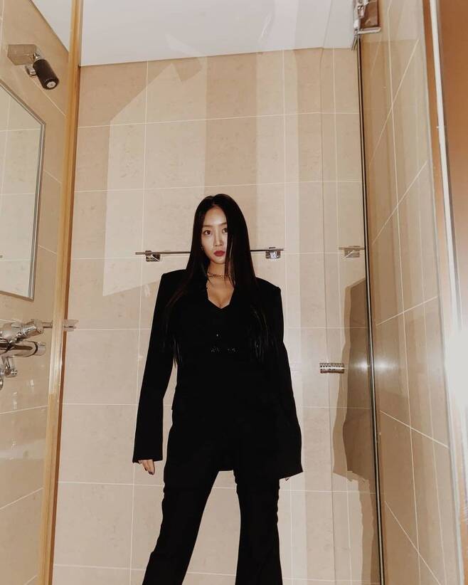 Soyou, what are you doing in a bathroom suit? A special girl crushSoyou, from Sistar, boasted an extraordinary girl crush in the bathroom.Soyou posted two photos on his Instagram on December 21.Soyou in the photo poses in a suit, which has drawn admiration from those who see him with glamorous figure and beauty.