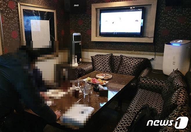 불법 영업 유흥주점 단속현장.(부산경찰청 제공)© 뉴스1
