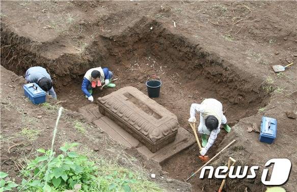 개성 만월대에서 비석받침 출토하는 모습(2007년 촬영, 통일부 제공)© 뉴스1