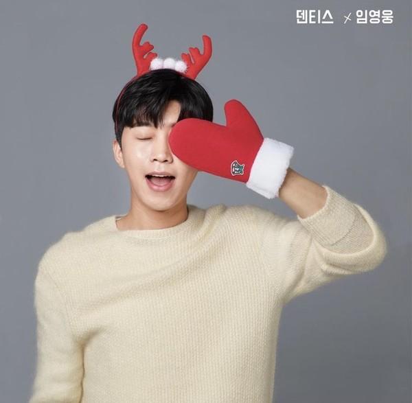 Lim Young-woong, a cute Rudolph transform Rudolphung Singer Lim Young-woong transformed into a cute Rudolph.The photo shows Lim Young-woong, who is wearing a red Rudolph headband and poses in various ways, especially his cute pose and expression.