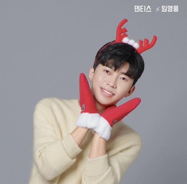 Lim Young-woong, a cute Rudolph transform Rudolphung Singer Lim Young-woong transformed into a cute Rudolph.The photo shows Lim Young-woong, who is wearing a red Rudolph headband and poses in various ways, especially his cute pose and expression.