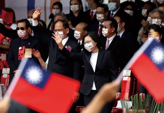10월10일 대만 타이베이에서 열린 국경절 기념행사에서 &nbsp;차이잉원 총통(가운데)이 청중들의 환호에 답하고 있다. ⓒAP 연합