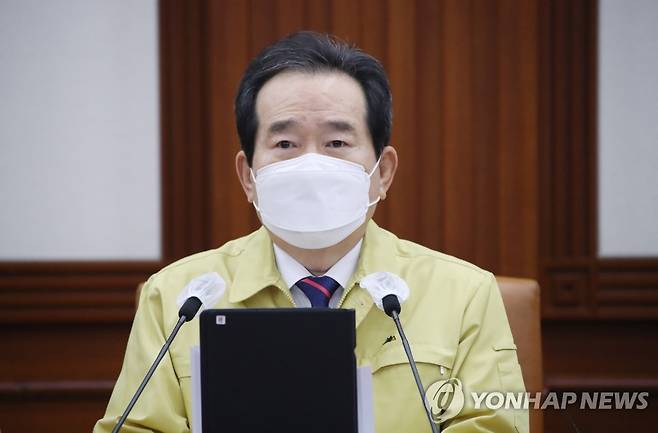 코로나19 중대본 회의 주재하는 정세균 총리 (서울=연합뉴스) 김승두 기자 = 정세균 국무총리가 22일 오전 정부서울청사에서 열린 신종 코로나바이러스 감염증(코로나19) 대응 중앙재난안전대책본부(중대본) 회의에서 발언하고 있다. 2020.12.22 kimsdoo@yna.co.kr
