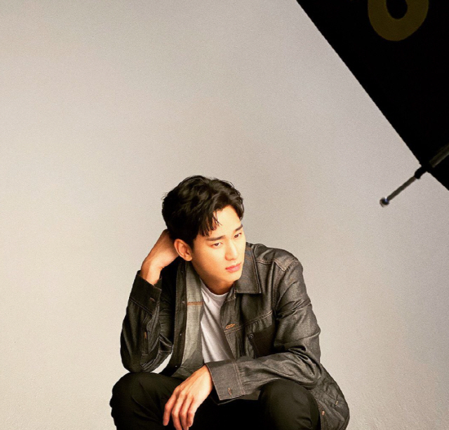Kim Soo-hyun posted a photo on Instagram on 23 February with no comment.The photo captures Kim Soo-hyun looking charismatic towards the camera while taking a photo shoot.Kim Soo-hyuns dazzling visuals, which are still handsome, were enough to keep fans admiring.Meanwhile, Kim Soo-hyun has been picking the next film since appearing on the late tvN Psycho But Its Okay in August.