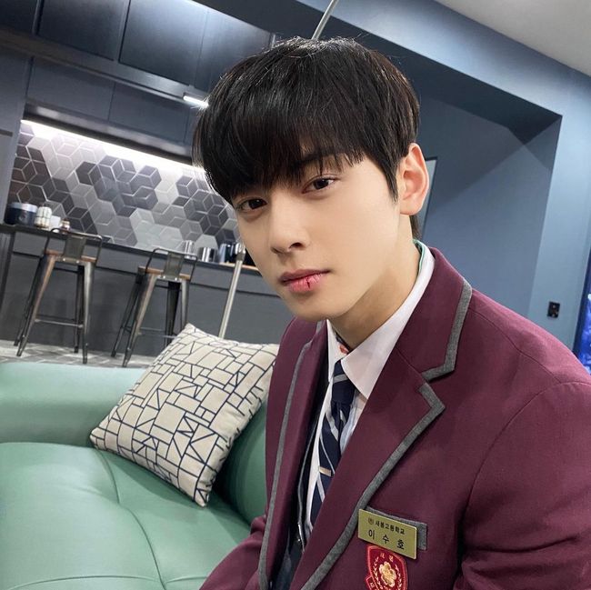 Cha Eun-woo, lips wounds also shine...CG class ratio of the torn-up kingGroup Astro (Cha Eun-woo, Moon Bin, MJ, Chen Zhen, Raki, and Yoon San-ha) member Cha Eun-woo has unveiled the True Beauty behind-the-scenes cut.On the afternoon of the 23rd, Astro Cha Eun-woo posted several self-portraits on his personal SNS, saying, True Beauty Day # Home Protection.Cha Eun-woo in the photo boasts a superior visual on the school basketball court, which is the background of tvN True Beauty.Cha Eun-woo attracted attention not only by perfecting uniforms but also by showing a proportion that is as good as top models such as big tall and small faces.In particular, Astro Cha Eun-woo surprised global fans by showing off her flawless beauty even though she was dressed in a scar on her lips.In addition, Cha Eun-woo has eyelids, newborn skin, and dreamy atmosphere, and expects the story of True Beauty to be unfolded in the future.On the other hand, TVN True Beauty, starring Cha Eun-woo, has a appearance complex and is a romantic comedy work that grows by sharing the secrets of each other with Suho, who has been a goddess through Makeup, and who has been hurt by her mother. It is broadcast every Wednesday and Thursday at 10:30 pm.Astro Cha Eun-woo SNS