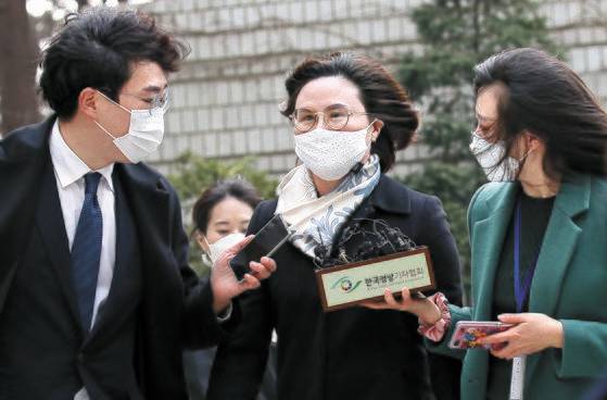 정경심 동양대 교수가 23일 서울지방법원에서 열린 1심 공판에 출석하고 있다. 정 교수는 이날 4년을 선고받고 법정 구속됐다. 우상조 기자