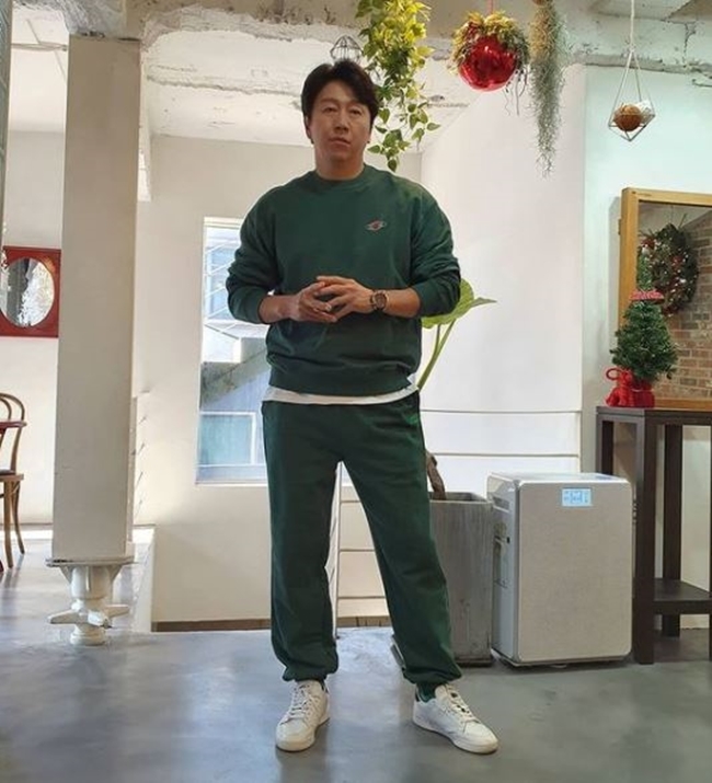 Actor Kim Su-ro replaced Christmas greetings as ambassador for the movie Im Home Alone Kevin the Minion.Kim Su-ro posted a short post on December 24 Days personal Instagram, saying, Everyone is good.The photo, which was released together, is a scene of Chris Columbus 1991 film Im Alone Home and the main character Kevin the Minion says Mary Christmas.Christmas messenger Kevin the Minion borrowed the ambassador to deliver Christmas greetings to many.