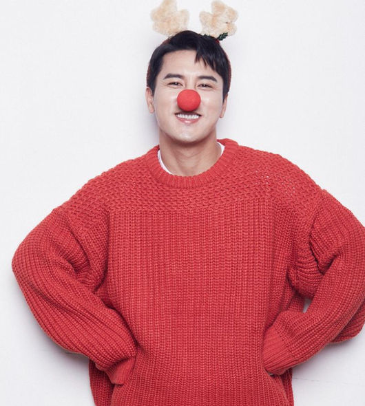 Trot general manager Jang Min-Ho made a surprise transform with Rudolph this time.Todays singer Jang Min-Ho said through personal SNS, What happens when Christmas comes to mind?I posted a picture with a hashtag article called # Tree # Santa Claus # Rudolph deer # Jingle Bell # White Christmas # Gift # Sock # Snowman # Mindery # Gloves.In the open photo, Jang Min-Ho is smiling brightly wearing a red knit with a Christmas atmosphere, a Rudolph nose and a deer headband.His warm appearance, like a Christmas gift, makes fans thrill once again, and his wide shoulder like Pacific Ocean attracts attention.On the other hand, Jang Min-Ho was classified as a close contact of Lee Chan-won, who was recently confirmed as Corona 19, but fortunately he was judged to be a corona test and self-examination according to the guidelines of the authorities.Jang Min-HoSNS capture