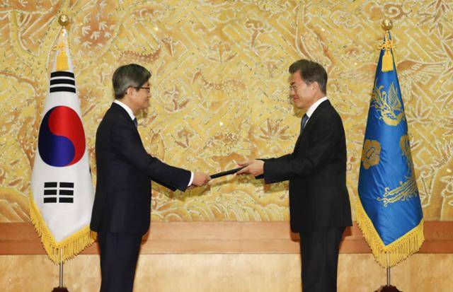 2017년 9월 25일 청와대 본관 접견실에서 문재인 대통령이 김명수 대법원장에게 임명장을 수여하고 있다. 고영권 기자