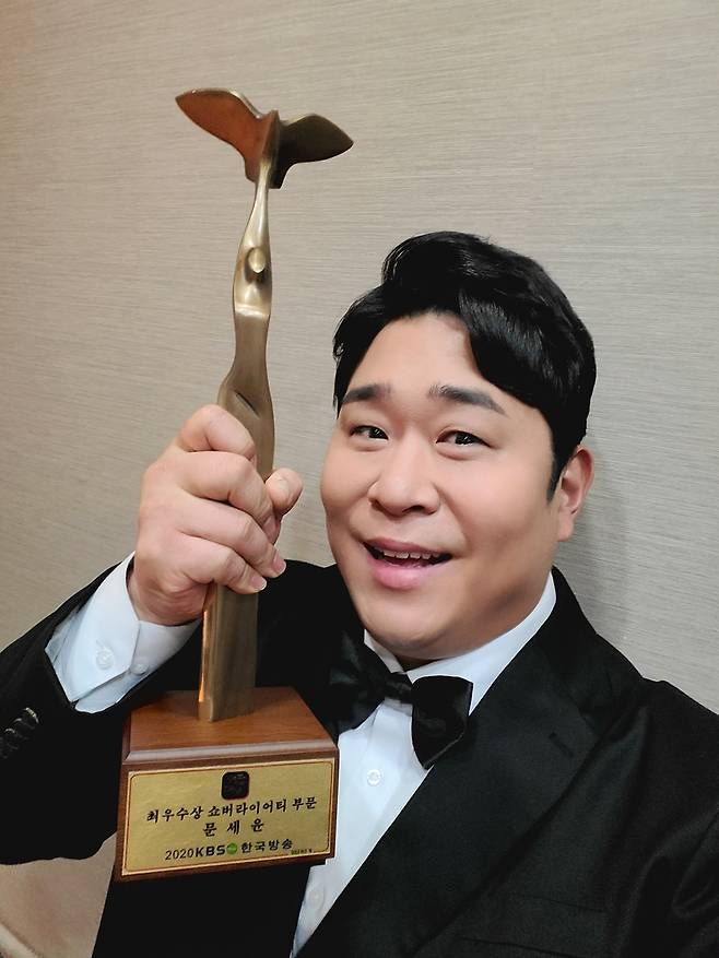 Comedian Moon Se-yoon won the Best Awards at the KBS Entertainment Awards and achieved the first awards since debut.Moon Se-yoon won the Best Awards in the show variety category at the 2020 KBS Entertainment Grand Prize broadcast live on the afternoon of the 24th.Moon Se-yoon, who debuted in 2001, won his first trophy in the entertainment category in 20 years.Moon Se-yoon said through his agency FNC Entertainment, I am still a Honor and still surprised to receive such a big prize in a year after 1 night and 2 days season 4 was broadcast.I am very grateful to the members of 1 night and 2 days who are proud to be the best breath already, but I am very grateful for it. I will laugh harder in the future, rewarding those who have helped me to broadcast as a comedian so far.Finally, I am deeply grateful to the viewers and fans who always love me with good eyes. In 2020, Moon Se-yoon has been recognized as a popular entertainer, showing a strong presence in various entertainment programs.In particular, in KBS2 1 night and 2 days, which gave Honor of the first entertainment awards, Moon Se-yoon led the team with a pivotal role covering six members.Moon Se-yoon is a centerpiece of raising the fun of 1 night and 2 days, such as forming a confrontation with the production team and leading the negotiations, while the success factor of 1 night and 2 days, which is called pure taste and has been in the heart of viewers for the past year, is.In addition, Moon Se-yoon met viewers with various programs this year.TVN comedy big league through public comedy and tvN amazing Saturday in the indispensable licorice role is responsible for the axis of fun.Recently, I took charge of daily MC and made a perfect conversation.Moon Se-yoon also appeared in Dance Fat, which expanded the world view of comedy TV Delicious Guys, and showed a world of dances ranging from trots, cheerleaders, girl groups, and sports dances. It is loved by viewers.Moon Se-yoon, who has achieved the first awards in 20 years with such steadyness and effort, hopes for what will continue in the future.Moon Se-yoon has been regarded as a representative entertainer of pure taste that does not make the surroundings uncomfortable while showing the sense of giving a smile in the right place.Moon Se-yoon, who has been naturally permeated around and has been reborn as an entertainer with a unique presence, is attracting attention.
