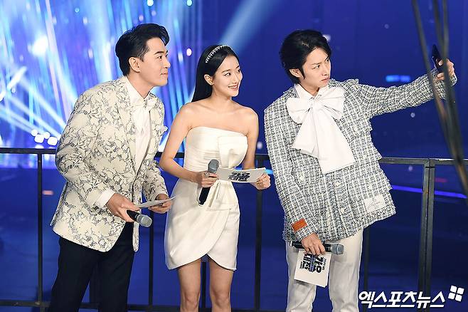 Boom, April Ina, and Super Junior Kim Hee-chul, who attended SBS KPop year-end festival in Daegu, which was pre-recorded on the afternoon of the 25th, have photo time.