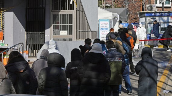 20일 서울 강서구보건소 임시선별검사소를 찾은 시민들이 검사를 받기 위해 줄을 서고 있다. 사진=서동일 기자