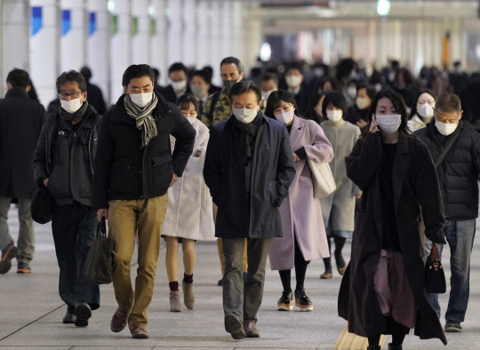 일본 도쿄도 내에서 코로나19 신규 확진자가 최다(888명)를 기록한 24일 마스크를 착용한 도쿄 시민들이 신주쿠 기차역으로 향하고 있다. 도쿄 EPA=연합뉴스