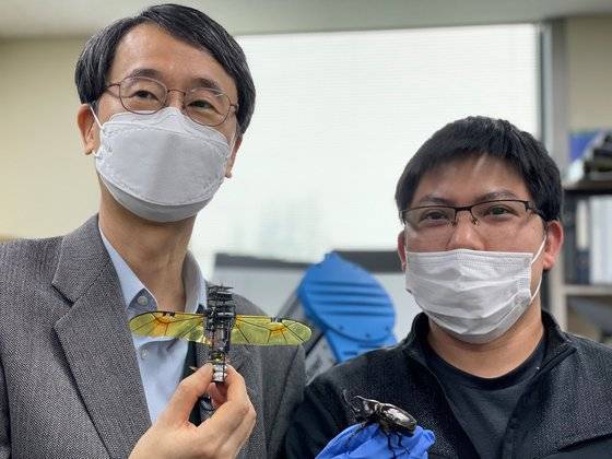 장수풍뎅이 로봇을 개발한 건국대 박훈철 교수(왼쪽)와 판호앙부 박사. 왕준열 기자