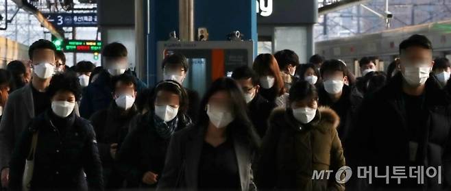연일 코로나19 확진자가 1000명 안팎으로 나오고 있는 가운데 24일 오전 서울 구로구 신도림역에서 시민들이 마스크를 쓰고 출근하고 있다. 2020.12.24. /사진제공=뉴시스