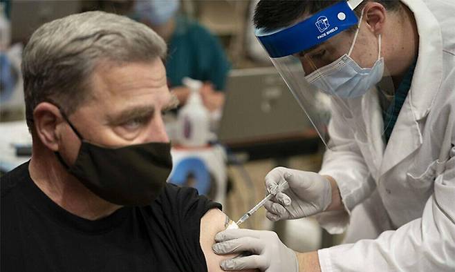 마크 밀리 미국 합참의장이 신종코로나바이러스감염증(코로나19) 백신 주사를 맞고 있는 모습. 워싱턴=AFP연합뉴스