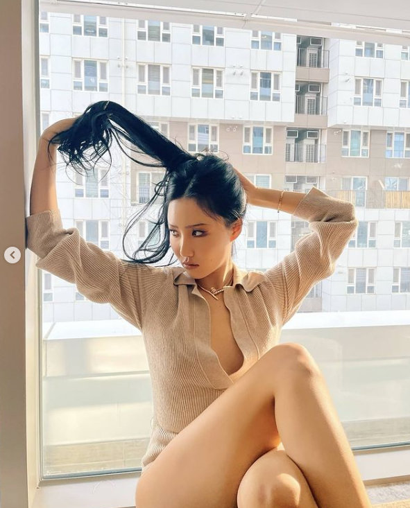 Hwasa posted a picture of herself on her Instagram account on Wednesday.Hwasa created a stylish atmosphere: Showing off her fascinating charm, she captivated Sight, a feeling quite different from her unconventional charisma on stage.On the other hand, Hwasa is active as a member of MBC I live alone.