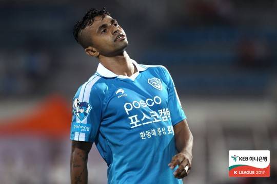 2017시즌 포항의 완델손 선수가 착용한 시안블루 유니폼에 부착된 마스코트 쇠돌이 패치