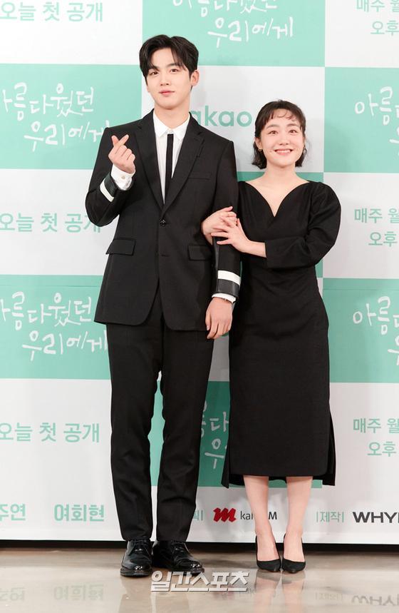 Actor Kim Yo-han and So Joo-yeon attended the production presentation of the original Kakao TV drama Beautiful to Us which was broadcast live on Online on the afternoon of the 28th.For us who were beautiful (directed by Seo Min-jung) is a romance summoned by Kim Yo-han, So Joo-yeon, and Yeo Hoe-hyun, with a story of Shin So-il, a cute high school girl, Cha Hun, a childhood friend next door whom she has a crush on for 17 years, and friends who share youth with them.First broadcast on the 28th.