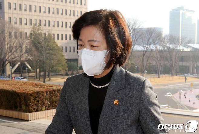 (과천=뉴스1) 이승배 기자 = 추미애 법무부 장관이 24일 오전 경기도 과천정부청사로 출근하고 있다. 이날 서울행정법원 행정12부는 윤석열 검찰총장이 추미애 장관을 상대로 낸 징계처분 집행정지 신청 사건 2차 심문기일을 연다. 2020.12.24/뉴스1