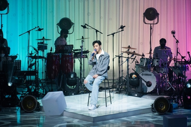 Singer Yoon Ji-sung had a special Christmas with his fans.On December 25, Yoon Ji-sung held the 2020 Online fan meeting Christmas story.This fan meeting is the first official event to be held after the Armys maturity discharge. Yoon Ji-sung had a warm time communicating with the Bob Al (Fandum Name) who waited for him.Yoon Ji-sung, who appeared with a shy smile, said, I am so nervous and nervous.I have a fan song called Fairy Tale, which was announced as a gift and I wanted to carry out fan meeting under this name because it is a place to meet with fans, he said.In the third chapter, Prince Bob Als Adventures, a music quiz was held.Yoon Ji-sung hit a hit song that crossed the times and showed off the dance with Love Live! on the spot.In the fourth chapter Finding the Lost Bob Sim, a quiz was held to check the chemistry index of the fans and the Yoon Ji-sung.Yoon Ji-sung led a comfortable time with his unique wit and gesture, and gave his fans an unforgettable gift through various situational dramas and charms.Various stages were also prepared to feel the charm of singer Yoon Ji-sung.On the stage, which was performed with the band ensemble, Yoon Ji-sung sang songs on his album, including I have eyes on my side, You like the wind, Your page, In the Rain and Breaking, and gave a deeper and more emotional feeling.In addition, it created a warm atmosphere with special Christmas season songs such as Santa Tell Me and White.The fun time of the members of Yoon Ji-sung and Wanna One was also revealed through VCR.Kim Jae-hwan, Park Woo-jin, Park Ji-hoon, Bae Jin-young, Lee Dae-hui and Ha Sung-woon attended the event, and Yoon Ji-sung proved his unchanging friendship with various mini-games with the members.