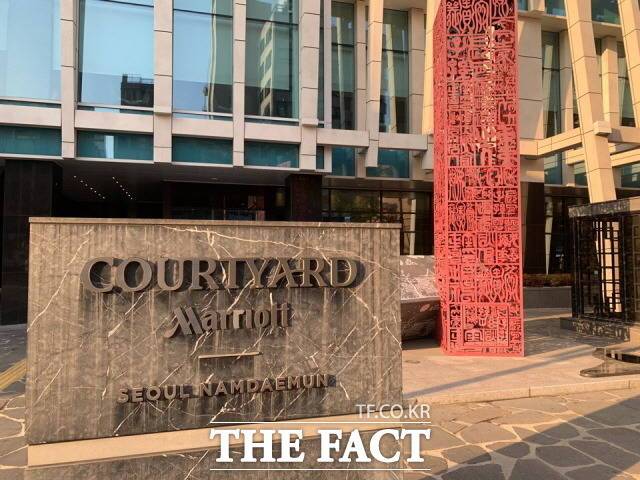 글로벌 호텔 체인인 메리어트 인터내셔날의 코트야드 바이 메리어트 서울 남대문이 정부이 방역 지침과 관련, 기존 예약 고객 응대 과정에서 '정부 지침을 어긴 고객들도 벌금을 낼 수 있으니 리스크를 감수할 수 있다면 예약을 유지해도 된다'는 취지의 발언을 한 것으로 확인됐다. 사진은 코트야드 바이 메리어트 서울 남대문. /한예주 기자