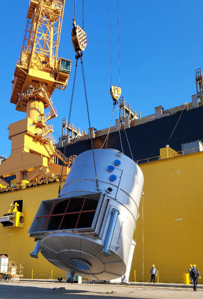 25t 무게의 대형 스크러버 장비가 컨테이너 선박으로 옮겨지고 있다.