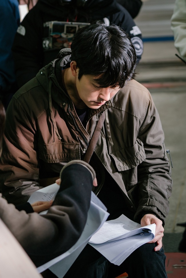 Jung Woo-sung, Fly and Go to Stream, has started filming in earnest.In the last 12 episodes, the confrontation between the frontiers and the elite group became fierce. Park Tae-yong, who found decisive evidence to overturn the Murder case in Oh Sung-si, succeeded in appealing for a New Trial with a thrilling counterattack.However, a strong counterattack from the elite group followed, with Park Tae-yongs nomination to design an operation to make him on their side.Jang Yoon-seok (Jung Woong-in), who was afraid of losing his place to Park Tae-yong, began to dig behind him and caught the money from the Samjeong City incident flowing into the perpetrators.Park Tae-yong, who was caught up in the controversy over the violation of the donation law due to Jang Yoon-seoks scheme, was also in crisis due to the braking of the Murder case in Ohseong City.In the 13th episode, which will be broadcast on January 1, the counterattack of the renovators against the attack of the elite group will take place.Despite the short preparation period, Jung Woo-sung completely built the character Park Sam-soo and naturally melted into the play from the first shooting.We can see another charm of Jung Woo-sung, who goes between the salty and the cheongcheong, he said. We can expect synergy with Kwon Sang-woo to complete the end of the real justice.The 13th trial of the Murder case in Oseong City is on the rise, and I want you to watch the fight between the more intense streamers and the elite group, he added.Meanwhile, the 13th episode of Flying and Going Forth will air at 10 p.m. on Jan. 1, and Jung Woo-sung will appear from the 17th episode. (Photo-providing = Studio and New)