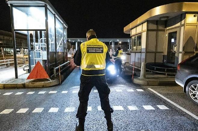 스웨덴 국경 경찰이 차량을 검문하고 있다. (사진=연합뉴스/자료사진)