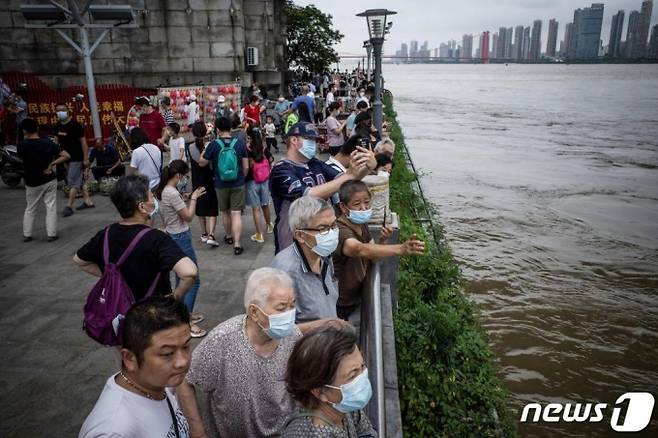 지난 7월중국 후베이성 우한에 폭우로 수위가 높아진 양쯔강을 주민들이 구경을 하고 있다.   /사진=AFP=뉴스1