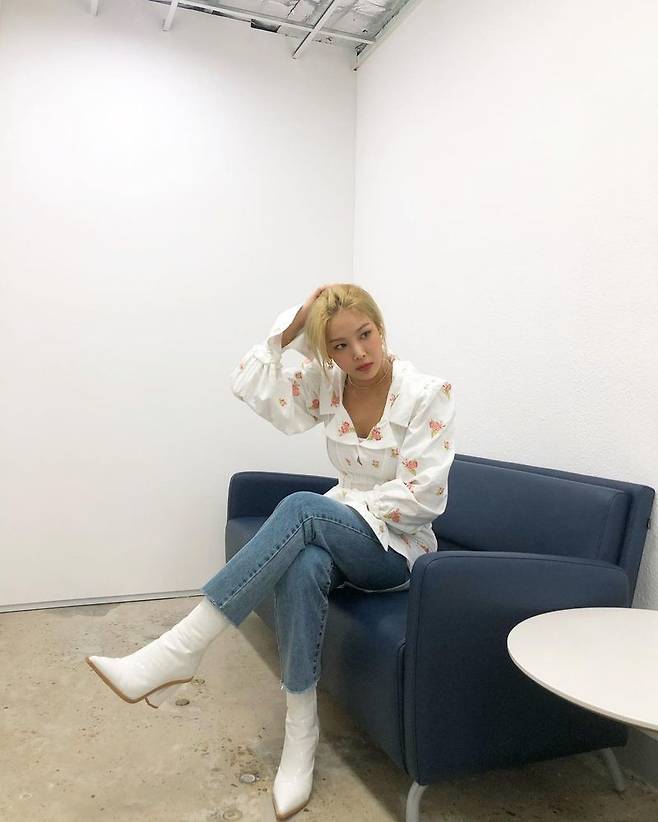 Singer Yubin from Group Wonder Girls has revealed the latest.Yubin posted a picture on his Instagram on December 30 with an article entitled 2020 is short.In the photo, Yubin showed a unique fashion sense by wearing a white blouse and jeans and giving a point to the look with white ankle boots.Yubin showed off his charm with chic charm by showing various poses.Meanwhile, Yubin released Nepep (ME TIME) on May 21.