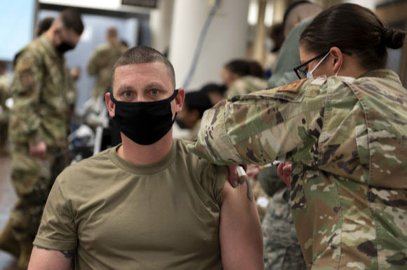 29일 경기도 오산공군기지에서 미 공군 장병들이 신종코로나바이러스 감염증(코로나19) 백신 1차 접종을 받고 있다. 주한미군사령부 제공