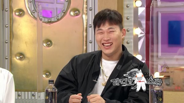 Rapper Swings tells the story of why he abandoned his pride and appeared in Show Me the Money, the story of his retirement, and the story of COVID-19.Also, it raises curiosity because it says that the trot goddess Song Ga-in and class pink (?) light mood have been created.The 701 high-quality talk show MBC Radio Star (planned by Ahn Soo-young / directed by Choi Haeng-ho) will be broadcast on the 30th, and a special feature of I think I was born again, featuring Cho Young-nam, Song Ga-in, Swings and Yukis Suhyun as guests.Swings is going to emit a cute charm that has not been seen before, with the soul being robbed by the special MC, Dindin.Dindin fired a direct hit at Swings, who had a private relationship, saying, Did you say you retired from Rapper? And Swings made everyone laugh with a frank answer.He admitted his character, saying that he was a volatile person, and said frankly that he had had a hard time with the fact that he had been in a skepticism and evil for the past few years.Swings said that the appearance of Show Me the Money, which appeared as a producer and became a participant, was due to a bad news that he called himself retirement.Swings also recently revealed the fact that he has organized his pizza house.I was ruined, but I did not have to give a Monthly Lent, he said, referring to the situation he had experienced due to COVID-19.In addition, he told the story of a date even when her legs were hurt recently due to her (?), who touched the pride of the self-proclaimed beast, so that she could not bear laughing.Along with this, various videos of Swings were released, and the scene was devastated by images proving his whimsiness (?).When the famous Donkasu video was mentioned and the images were released, saying that they would put down the companys representative job, Swings screamed I can not see it and covered his face.When these videos were released, Dindin was curious to say that Swings was called a joy inducer and drove him to the corner properly.In addition, the fact that the trot goddess Song Ga-in and the class pink (?) light mood were created was also revealed.Swings, who did not know the age of Song Gain during the talk, praised her for a while and showed a bright smile on the fact that she was a friend of the same age.With Dindins drive that didnt miss this, Swings once again says hes in crisis (?), raising questions about what hes done.The charm of the more cute Paul Rapper Swings can be found on Radio Star, which is broadcasted at 11:15 pm on Wednesday night today (30th).MBC Radio Star