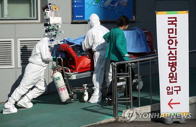 음압형 이송장비로 옮겨지는 환자 (광주=연합뉴스) 조남수 기자 = 지난 29일 광주 동구 전남대학교병원에서 의료진들이 한 환자를 음압형 이송장비를 사용해 이송하고 있는 모습 iso64@yna.co.kr
