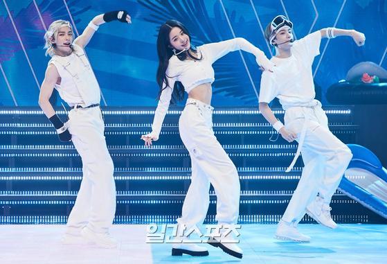 Singer Hyunjin (Stray Kids), Won Young (IZ*ONE) and current (The Boys) are performing on stage at the 2020 MBC Song Festival, which was broadcast live online on the afternoon of the 31st.