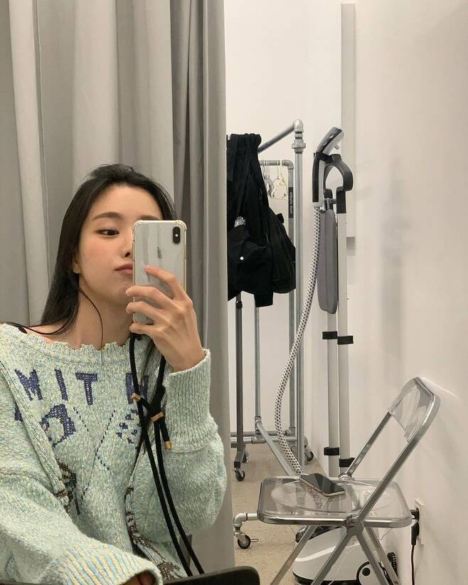 Group Apink member Son Na-eun has reported on the latest.Son Na-eun posted a picture on his Instagram on December 31 without any comment.In the open photo, Son Na-eun is wearing a unique knit and looking at the mirror with a playful look.Supernatural also caught the eye with his beautiful beauty.Meanwhile, Son Na-eun is appearing on JTBC entertainment Gamseong Camping.