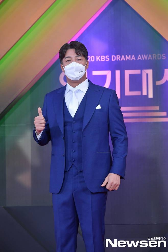 2020 KBS Acting Grand Prize Photo Wall was held on KBS, Yeouido, Yeongdeungpo-gu, Seoul on the afternoon of December 31st.Actor Ahn Gil-Gang stood in the photo wall on the day.Photos