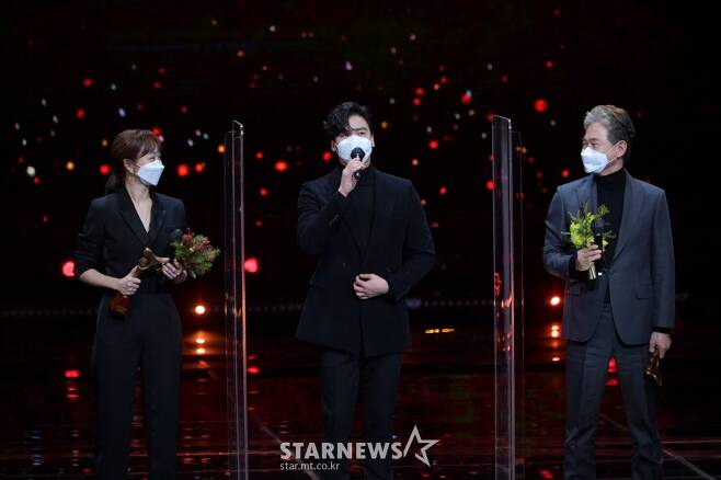 Actors Jeong Bo-seok, Lee Jang-woo and Jin Ki-joo will perform at KBS in Yeouido, Seoul on the afternoon of the 31st.After winning the Blue Dragon Film Award for Best Couple at the awards ceremony, she gives her feelings. / Photos