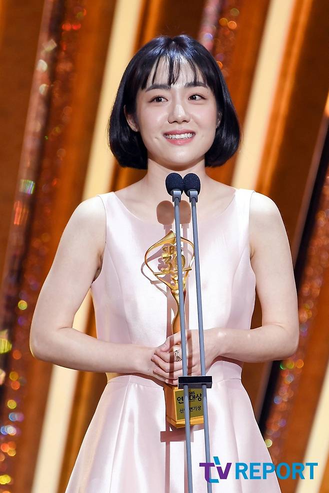 Actor So Joo-yeon is awarding a new acting award at the 2020 SBS Acting Grand Prize held on the afternoon of the 31st.On the other hand, 2020 SBS Acting Grand Prize, which was conducted by Comedian Shin Dong-yeop and Actor Kim Yoo-jung, was decorated to commemorate the 30th anniversary of the founding of the works from the legendary drama to the works that gave pleasure to various genres this year.