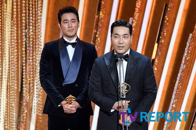 Actor Jo Han-sun and Ha Do-kwon are awarding the supporting actor team at the 2020 SBS Acting Grand Prize held on the afternoon of the 31st.On the other hand, 2020 SBS Acting Grand Prize, which was conducted by Comedian Shin Dong-yeop and Actor Kim Yoo-jung, was decorated to commemorate the 30th anniversary of the founding of the works from the legendary drama to the works that gave pleasure to various genres this year.