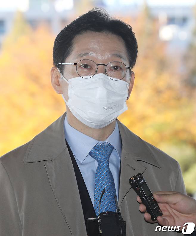 김경수 경남도지사가 지난해 11월 9일 오전 경남 창원시 의창구 경남도청으로 출근하고 있다. 지난 6일 댓글을 이용한 불법 여론조작 혐의로 기소된 김경수 도지사가 1심에 이어 항소심에서도 실형을 선고 받았으며, 공직선거법 위반 혐의는 무죄가 선고됐다. 실형이 선고됐으나 법정에서 구속되지는 않았다. 2020.11.9/뉴스1 © News1 여주연 기자