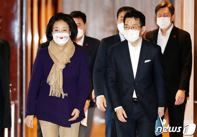 박영선 중소벤처기업부 장관(왼쪽)과 강희석 이마트 대표가 16일 오전 서울 성동구 이마트 본사에서 열린 자상한 기업 업무 협약식에 입장하고 있다. 2020.12.16/뉴스1 © News1 박지혜 기자