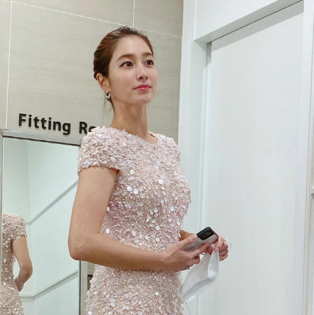 Actor Lee Min-jung shows off her dress figureLee Min-jung posted a picture on his Instagram on the 1st, saying, Thank you so much. Just before I change and wear a mask. 2021 will be full of bright and happy things.The photo shows Lee Min-jung attending the 2020 KBS Acting Grand Prize held on March 31st. Lee Min-jung preparing in the waiting room.Lee Min-jungs extraordinary aura, which shows a long dress figure with a slender body, attracts attention.Here, the hairstyle that was neatly combed up was added and full of pureness.Especially Lee Min-jungs beautiful beautiful look in a light smile was admirable.Meanwhile, Lee Min-jung won the Grand Prize and Best Couple Award at the 2020 KBS Acting Grand Prize.