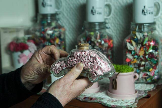 어머니는 아들의 모든 것을 간직하고 있다. 최동원 선수가 고교 야구선수로 뛸 때 팬들이 접어 선물해준 학알도 어머니에겐 소중하다. 부산=이한호 기자