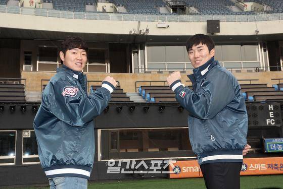 일간스포츠 2021년 신년특집 인터뷰를 위해 모인 두산 정수빈과 허경민이 기념촬영을 하고 있다. 잠실=정시종 기자