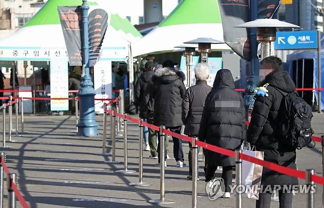 휴일 선별검사소 찾은 시민들 (서울=연합뉴스) 김도훈 기자 = 3일 오전 서울역 광장에 마련된 서울 중구 임시 선별검사소를 찾은 시민들이 검사를 받기 위해 대기하고 있다. 정부는 코로나19 확산 방지를 위한 사회적 거리두기 연장 조처에 따라 수도권 임시 선별검사소 운영을 17일까지 2주 연장한다. 2021.1.3 superdoo82@yna.co.kr