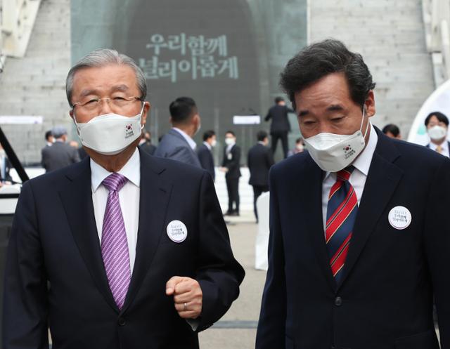 지난해 10월 3일 이낙연(오른쪽) 더불어민주당 대표와 김종인 국민의힘 비상대책위원장이 개천절 경축식 행사가 끝난 후 나란히 걸어가고 있다. 뉴시스